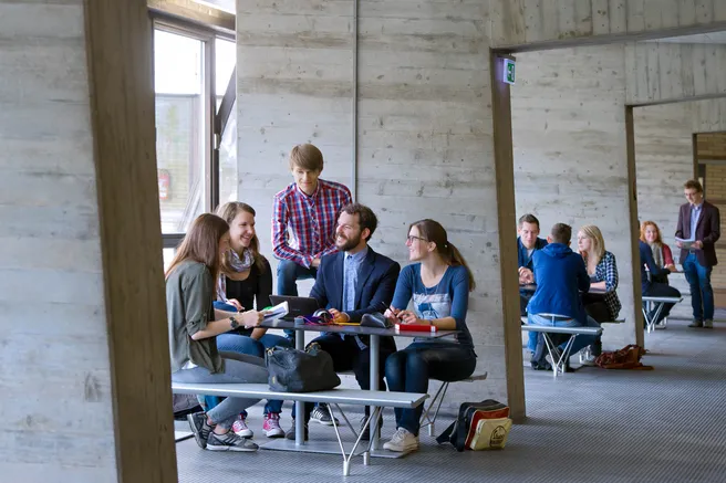Gruppe Studierender und Professor im Gespräch