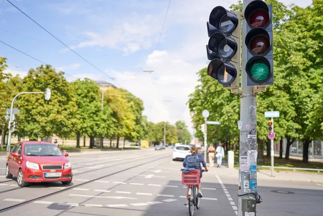 Grüne Ampel an Kreuzung