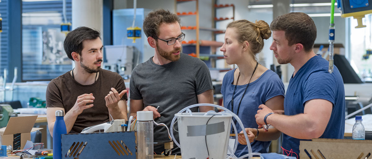 Studierende im Gespräch bei Gruppenarbeit 