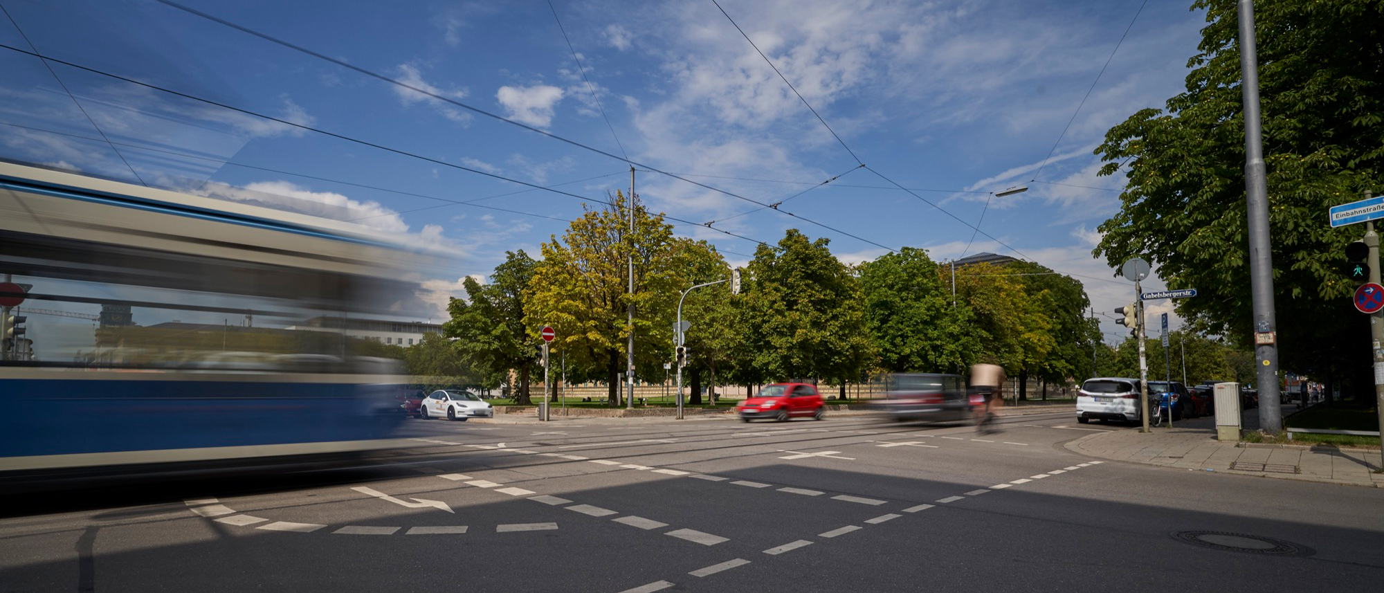 Tram an Strassenkreuzung